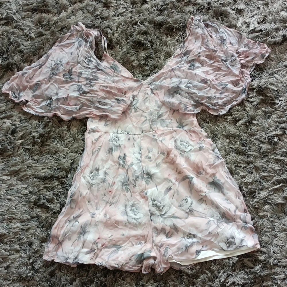 ✨Forever New floral romper - Picture 1 of 8